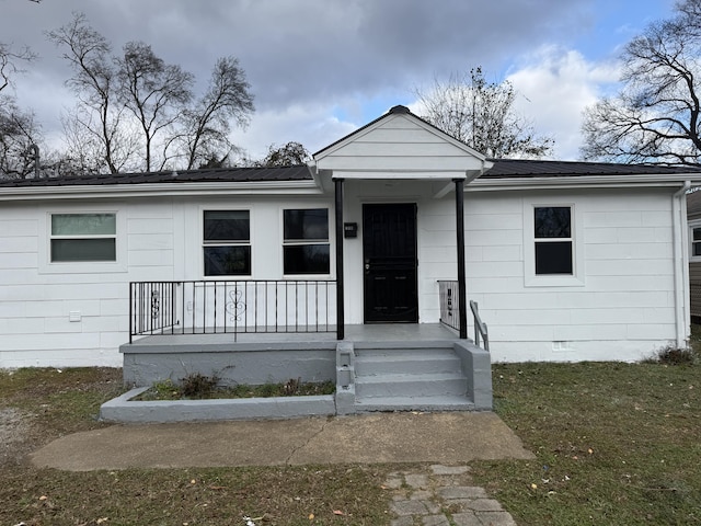 view of front of house with a front lawn