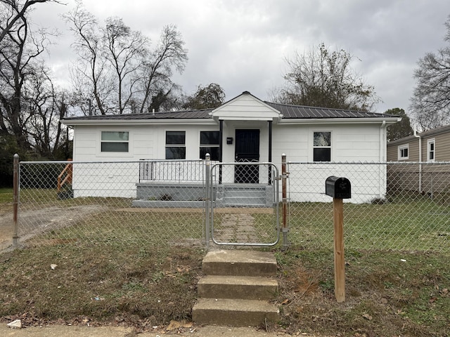 view of front facade featuring a front lawn