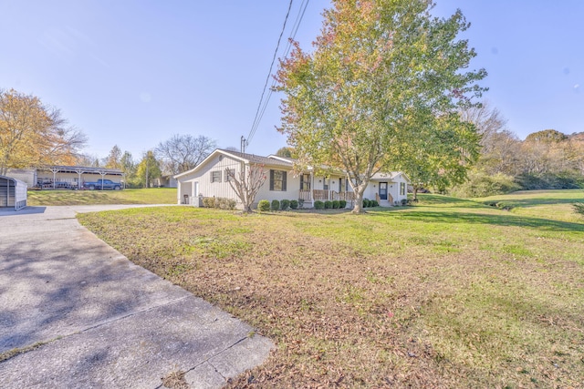 view of front of house featuring a front lawn