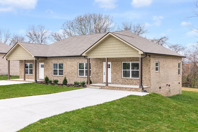 view of front of property featuring a porch and a front lawn