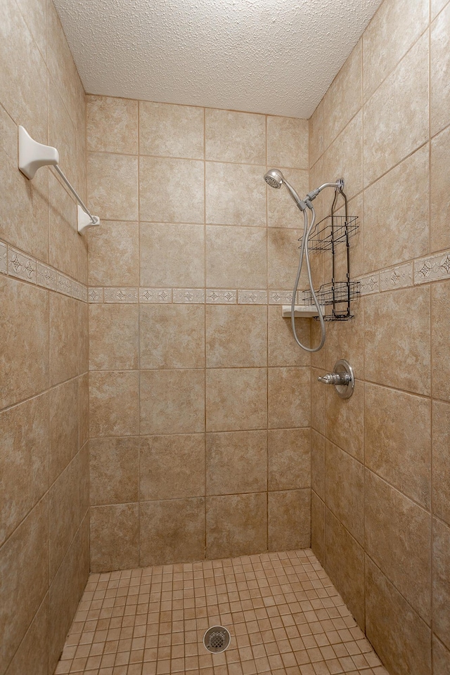 bathroom featuring tiled shower