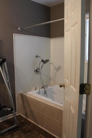 bathroom with tiled shower / bath combo