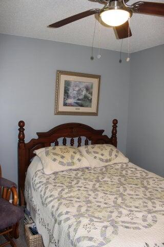 bedroom featuring a textured ceiling and ceiling fan