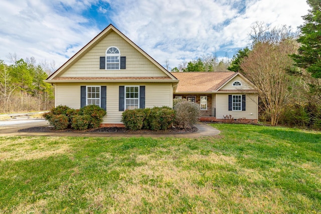 view of front of house featuring a front lawn