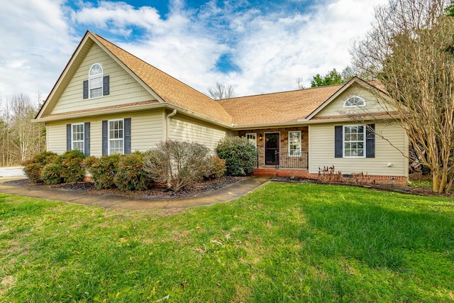 view of front of house featuring crawl space, roof with shingles, and a front yard