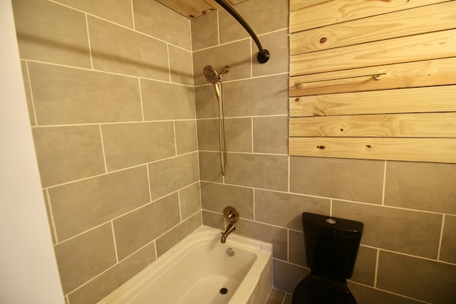 bathroom featuring tiled shower / bath combo