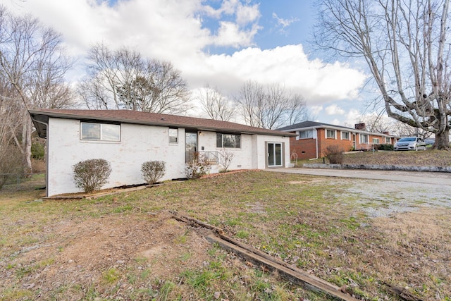 single story home with a front yard