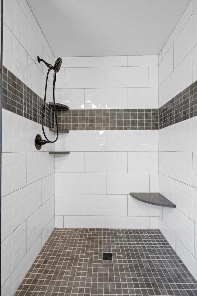 bathroom featuring a tile shower