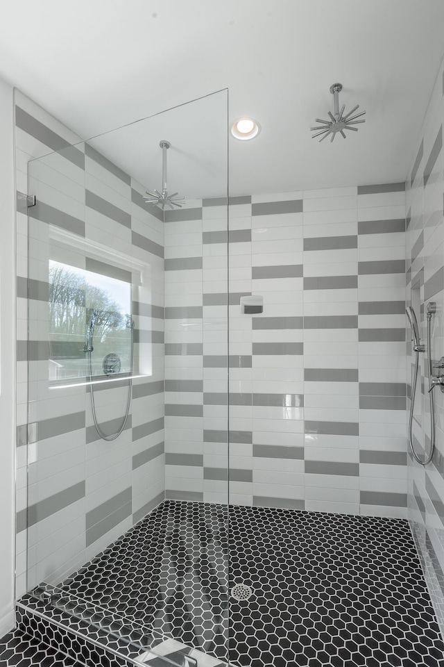 bathroom featuring a tile shower