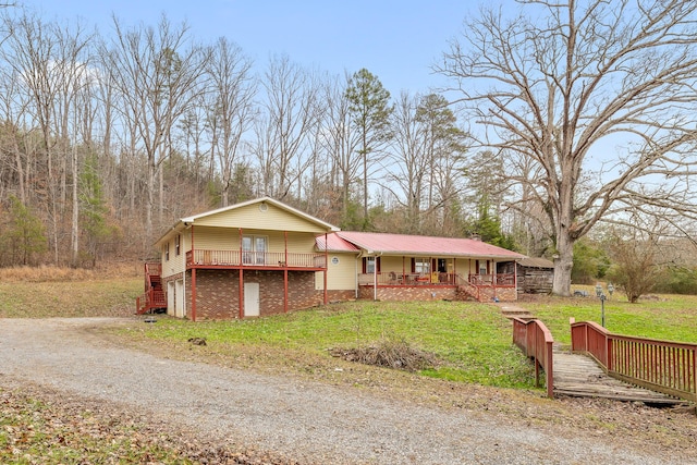 view of front of house with a porch and a front yard