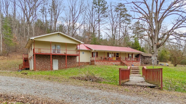 view of front of home featuring a front yard and covered porch