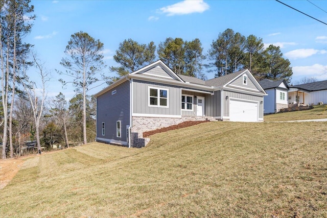 view of front of property featuring a front yard and a garage