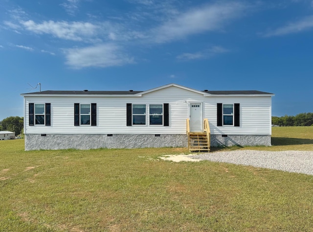 view of front of house featuring a front lawn