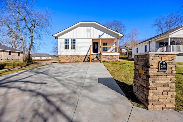 view of front facade featuring a porch and a front yard