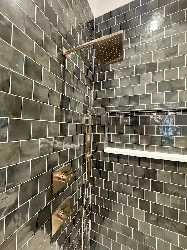 bathroom featuring a tile shower