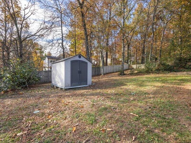 view of yard with a storage unit