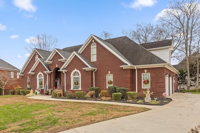 view of front property featuring a front lawn and a garage