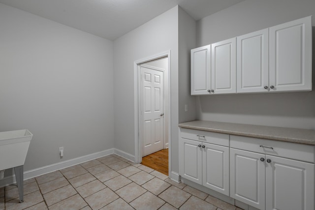 laundry room featuring light tile patterned floors