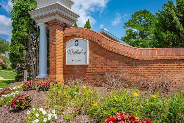 view of community / neighborhood sign