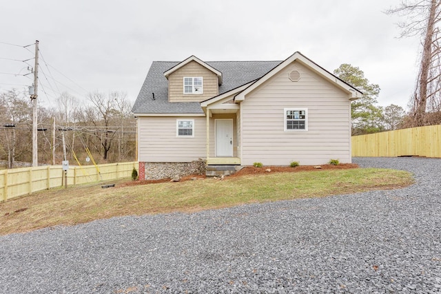 view of front of house featuring a front yard