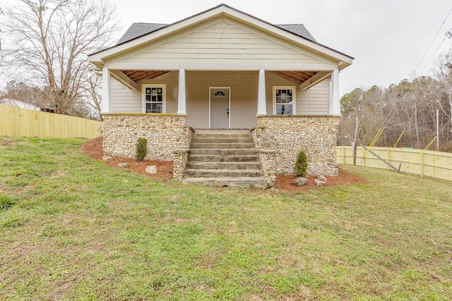 view of front facade featuring a porch and a front lawn