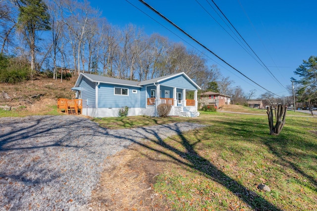 view of front of property featuring a front yard and covered porch