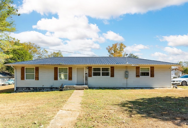 single story home with a front lawn