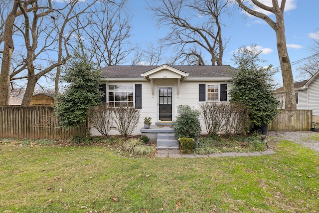 view of front facade featuring a front yard