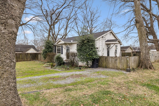 view of front facade with a front yard