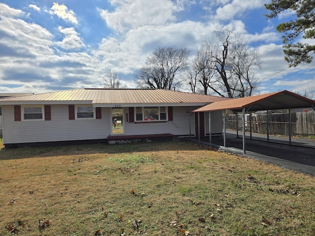 view of front of home featuring a carport and a front yard