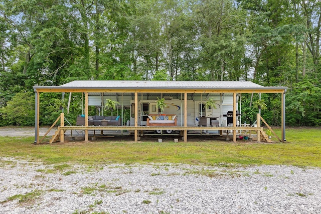 view of front facade featuring an outdoor living space and a front yard