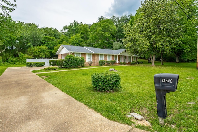 ranch-style house featuring a front yard