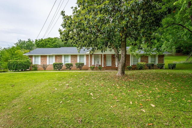 ranch-style house featuring a front yard