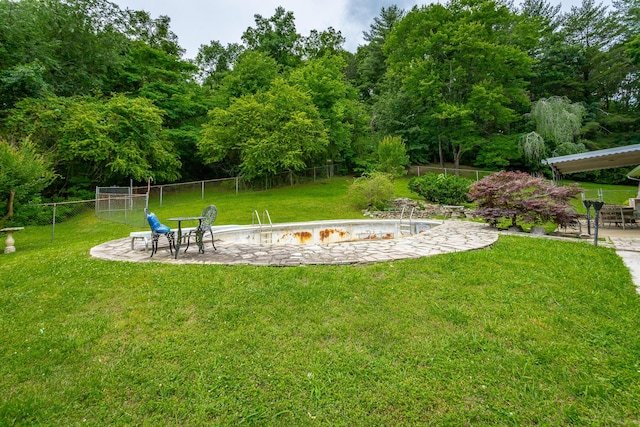 view of yard featuring a fenced in pool