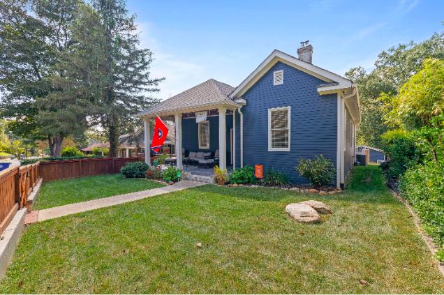 view of front of house with a front lawn