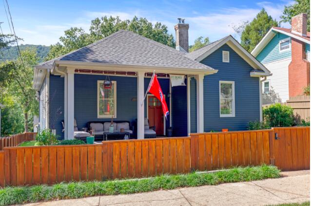 view of front of house featuring a porch