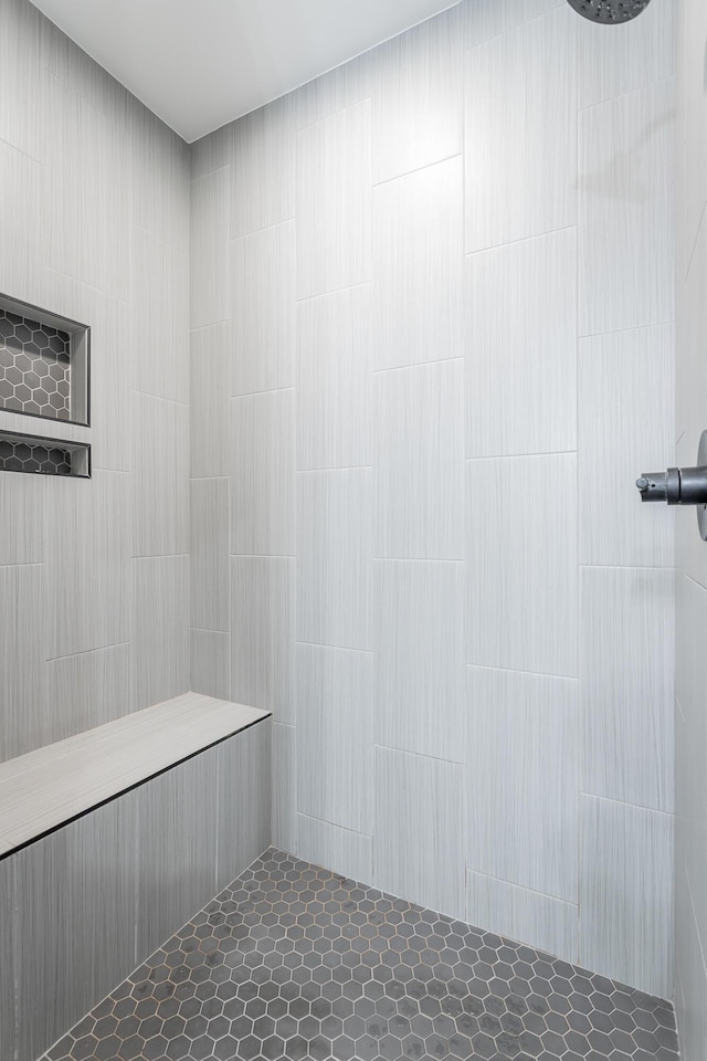 bathroom featuring tiled shower