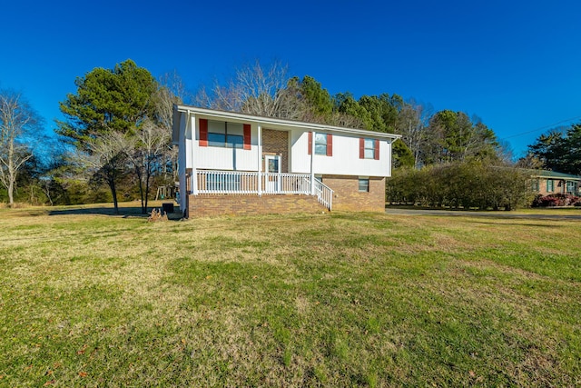 bi-level home featuring covered porch and a front yard