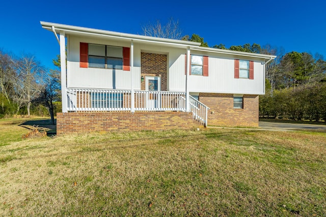 view of front facade with a front yard