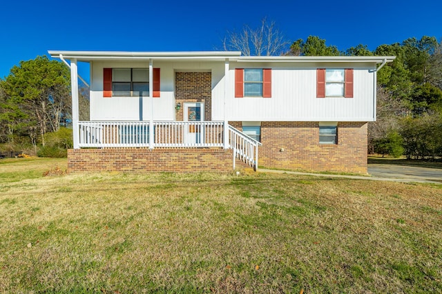 view of front facade featuring a front lawn and covered porch