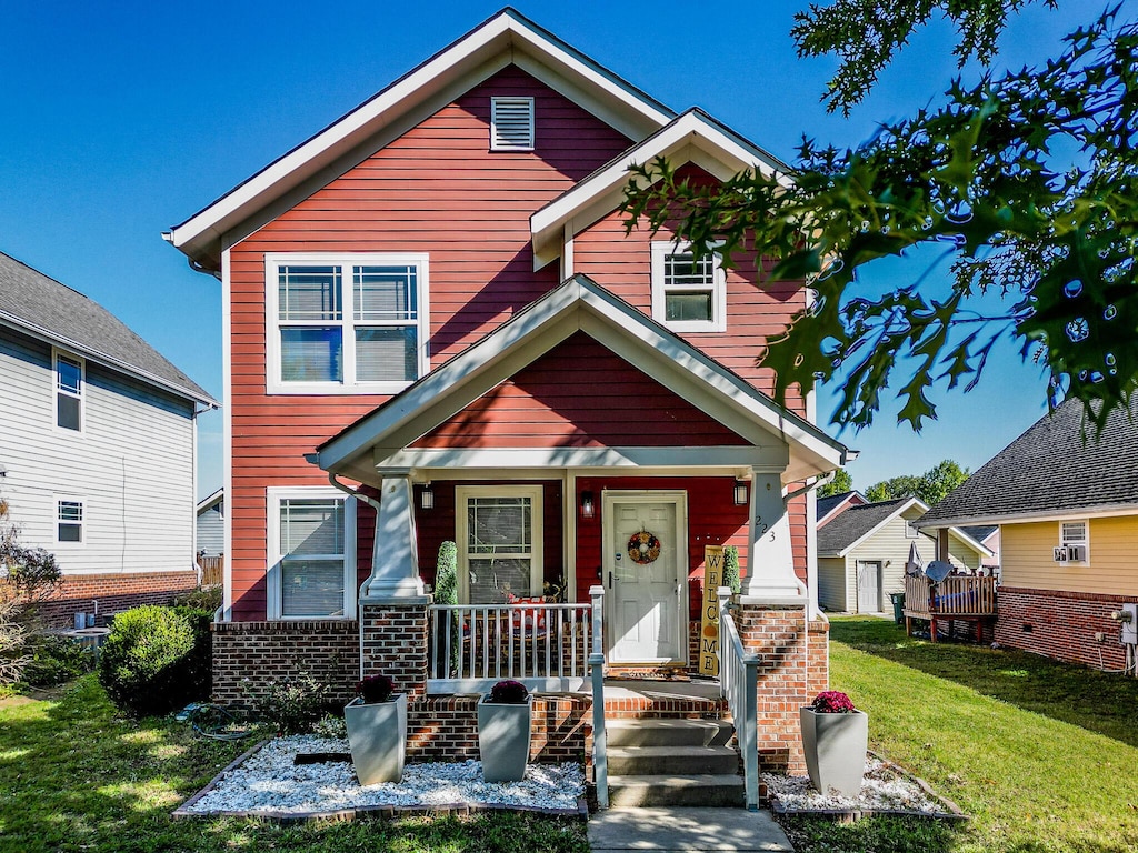 view of front of house with a front lawn