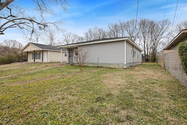 view of front of home with a front lawn