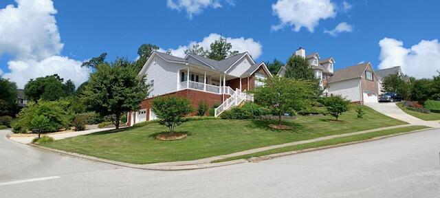 view of front of property featuring a front lawn and a porch