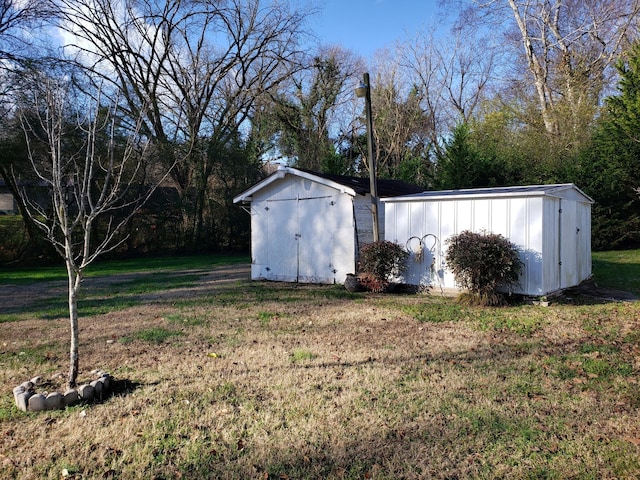 view of outdoor structure with a yard