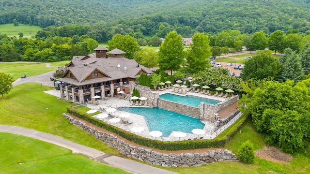 birds eye view of property featuring a wooded view