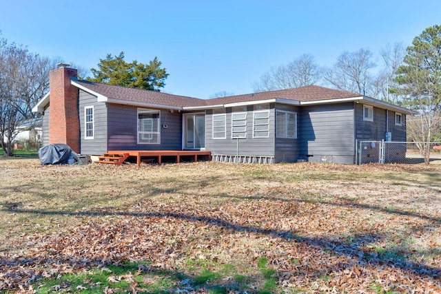 ranch-style home featuring a front lawn