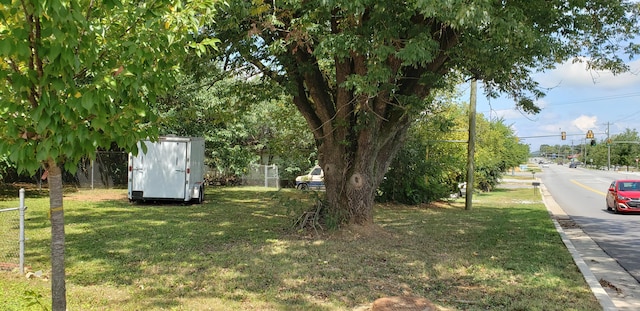 view of yard featuring a shed