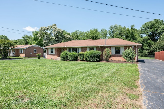 single story home featuring a front lawn