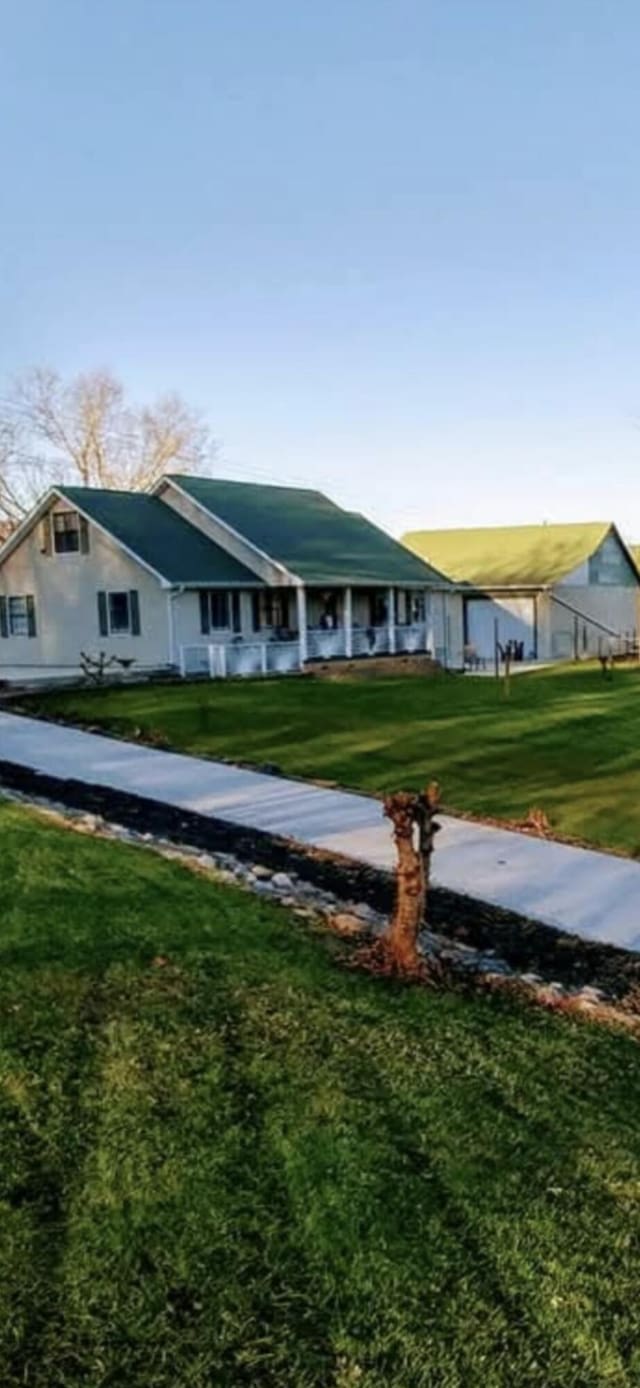 view of front of property with a front lawn