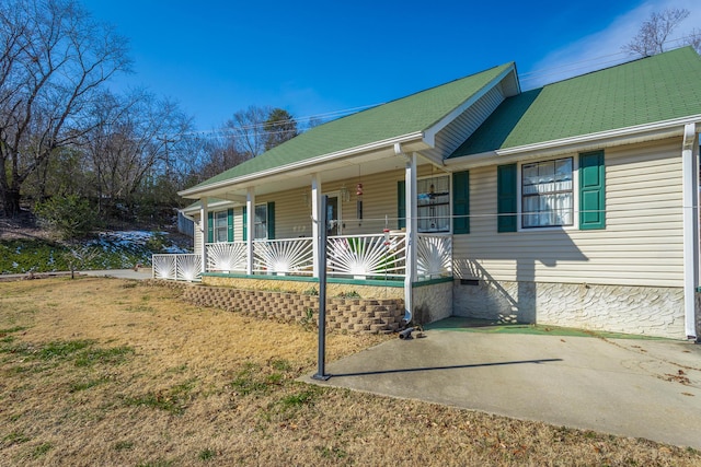 view of front of home featuring a front yard and a porch